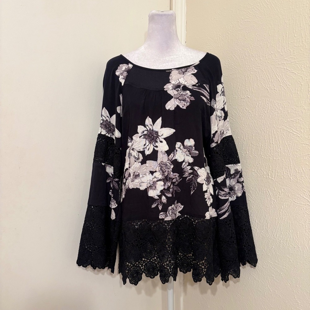 NWT Curations Black White Floral Flare Sleeve Lace Crochet Trim Tunic Blouse L